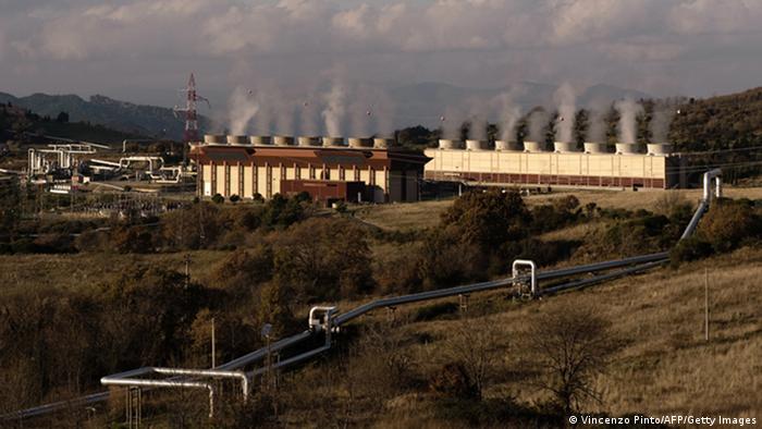 Pipelines carrying steam lead to a geothermal powerplant in Larderello, in the Italian region of Toscana on November 25, 2009. Larderello, using the power of 'soffioni' (steam geysers) produces ten percent of the world's entire supply of geothermal electricity. AFP PHOTO / VINCENZO PINTO TO GO WITH AFP STORY BY FRANCOISE KADRI (Photo credit should read VINCENZO PINTO/AFP/Getty Images) 
