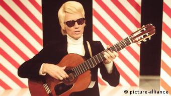 Heino, performing on stage with a guitar in hand
(c) picture-alliance