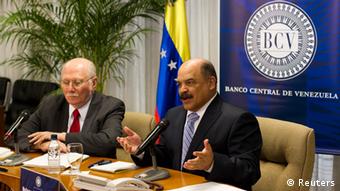 El exministro de Planificación, Jorge Giordani (izq.), junto al presidente del Banco Central de Venezuela, Nelson Merentes.