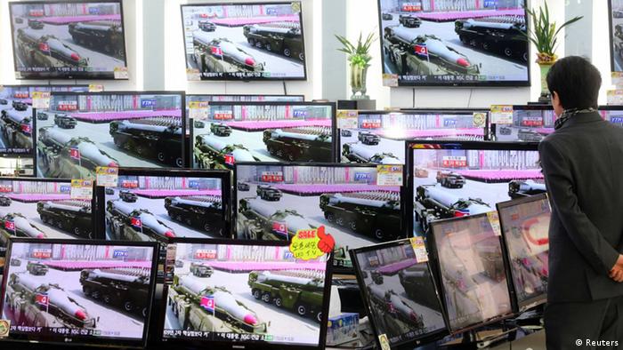 A customer look at television sets showing a report on North Korea's nuclear test at an electronics shop in Seoul February 12, 2013. (Photo: REUTERS/Choi Jae-gu/Yonhap)