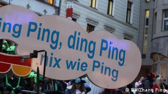 Der Kölner Karnevalszug am Rosenmontag (11.02.13) war traditionsgemäß bunt und international. Chinesische Elemente waren auch zu sehen. 
Copyright: DW/Zhang Ping