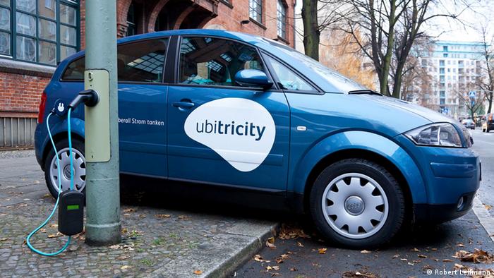 An electric car from the Berlin company ubitricity charges at a regular streetlight on the side of the road. (Copyright: Robert Lehmann)
