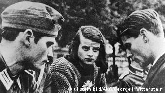 ۲۲ ژوئیه ۱۹۴۲ (از چپ) هانس و سوفی شل به همراه کریستوف پروبست در ایستگاه راه‌آهن مونیخ، اندکی پیش از انتقال دانشجویان به جبهه شرق