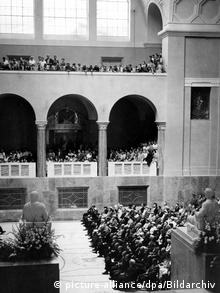 ۱۲ ژوئیه ۱۹۵۸؛ مراسم یادبود اعضای گروه رز سفید در دانشگاه مونیخ، در همان سالنی که هانس و سوفی شل پس از پخش اعلامیه در آن شناسایی و دستگیر شدند