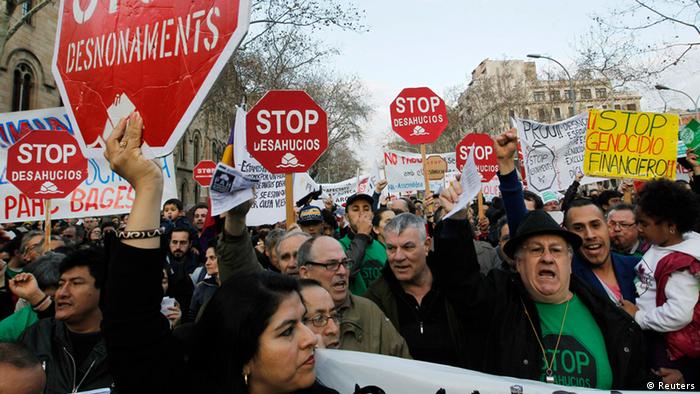 Protesters hold placards during a demonstration demanding a new mortgage law, in Barcelona February 16, 2013. (Photo: REUTERS/Albert Gea)
