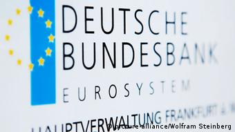 A close-up shot of a Deutsche Bundesbank report
(Photo: Wolfram Steinberg)
