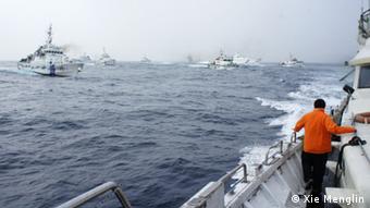 Auf dem Bild:
8 Boote der japanischen Küstenwache versuchten, ein Boot der Vereinigung zum Schutz der Diaoyutai-Inseln abzudrängen
Photograph: Xie Menglin
Zeit: 24. Januar 2013
Ort: 28 Seemeilen vor der Küste der Diaoyutaiinsel, im Ostchinesischen Meer

