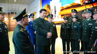 Xi Jinping akitembelea jeshi la China kaskazini magharibi mwa nchi hiyo mwezi Februari 2013.