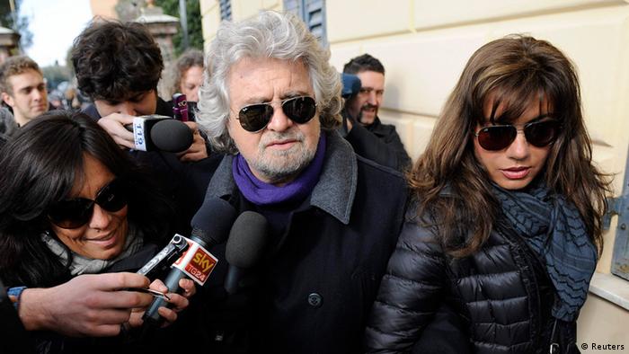 Cinco líder do Movimento Star e comediante Beppe Grillo e sua esposa Parvin Tadjik chegar para votar na assembleia de voto em Gênova 25 fevereiro de 2013. (Foto: REUTERS / Giorgio Perottino)