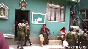 Posto policial em La Paz oferece atendimento para vítimas de agressão 
