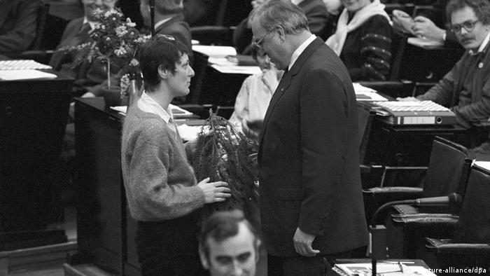 Marieluise Beck-Oberdorf, congratulates Helmut Kohl on March 29, 1983 Photo: Heinrich Sanden +++(c) dpa - Report+++