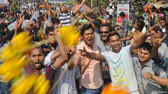 خوشحالی مردم داکا پس از صدور حکم اعدام دلاور حسین سعیدی