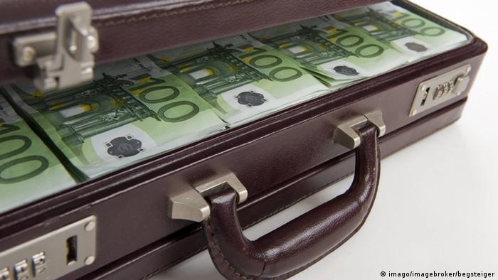 Money in a suitcase (Photo: imago/imagebroker/begsteiger)
