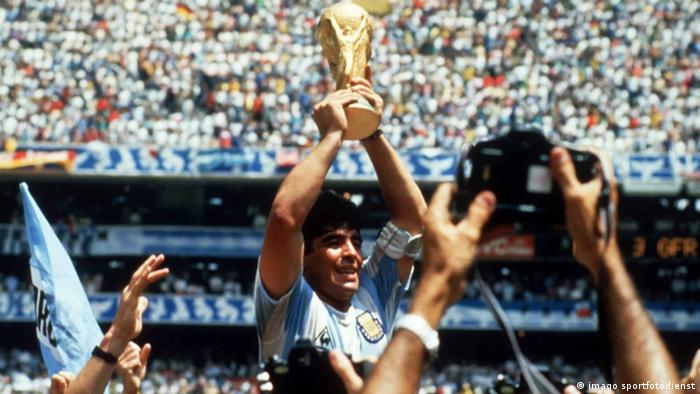 Diego Maradona (u sredini) nakon osvajanja titule prvaka svijeta 1986. s Argentinom