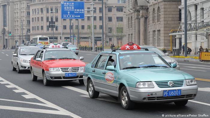 VW Santana Taxis fahren in Shanghai (China) durch die Straßen, aufgenommen am 19.04.2010. Foto: Peter Steffen dpa 