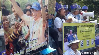 Some 500 supporters gather outside the Appeal Court in Phnom Penh for the two-day hearing (Photo: Robert Carmichael / DW) 