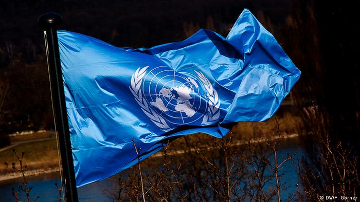 Symbolbild Vereinte Nationen
***
http://de.wikipedia.org/wiki/Vereinte_Nationen
Die Vereinten Nationen (VN), englisch United Nations (UN), häufig auch UNO für United Nations Organization (deutsch Organisation der Vereinten Nationen), sind ein zwischenstaatlicher Zusammenschluss von 193 Staaten und als globale Internationale Organisation uneingeschränkt anerkanntes Völkerrechtssubjekt.
***
aufgenommen in Bonn, März 2013
