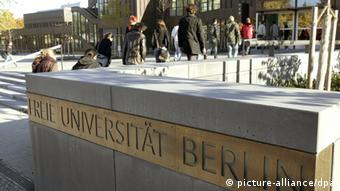An einem Schild der Freien Universität Berlin gehen Studenten am Freitag (19.10.2007) in Berlin entlang. Die FU Berlin wird deutsche Elite-Universität. Diese Entscheidung traf der zuständige Bewilligungsausschuss am Freitag (19.10.) in Bonn. Die FU wurde am 4. Dezember 1948 gegründet. Foto: Rainer Jensen dpa/lbn +++(c) dpa - Report+++