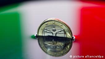 ILLUSTRATION: Eine italienische Ein-Euro-Münze ist am Montag (11.07.2011) in Frankfurt (Oder) in einer Schale halb unter Wasser zu sehen, in der sich die Nationalfarben von Italien spiegeln. Die Euro-Finanzminister beraten in Brüssel darüber, wie die Krise eingedämmt werden kann. Nicht nur das krisengeschüttelte Griechenland, sondern auch Italien macht die Märkte nervös. Foto: Patrick Pleul dpa/lbn 