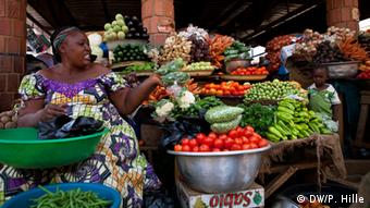 Bukina Faso Ouagadougou Markt Lebensmittel
Burkina Faso möchte zum Agrar-Exporteur aufsteigen. Seit den 1990er Jahren konnte Burkina Faso seine landwirtschaftliche Produktion verdoppeln. Vor allem durch verbesserte Bewässerungsmethoden ist weiteres Wachstum möglich, sagen Experten. Entscheidend ist zudem der Zugang zu Märkten. Ein Ansatz: Bauern vermarkten ihre Produkte gemeinsam in Genossenschaften und können so bessere Preise erzielen. 
DW/ Peter Hille