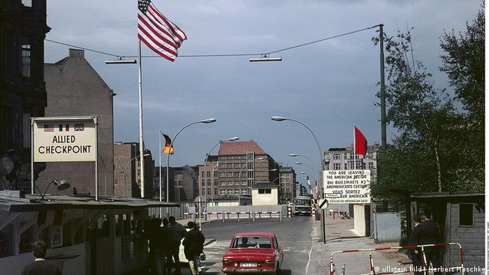 Пропускний пункт Checkpoint Charly між Західним і Східним Берліном після спорудження Берлінського муру. - 1965-й рік 