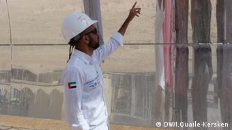 O engenheiro Al Obaidli explica o funcionamento dos espelhos da usina SHAMS 1.