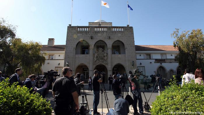 epa03632531 Media line up outside Cyprus' presidential palace in Nicosia, 20 March 2013. EPA/KATIA CHRISTODOULOU 