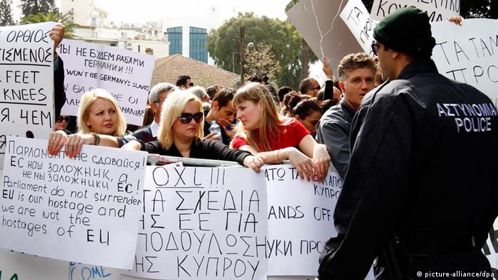 Banking workers protesting outside of Cyprus' parliament in Nicosia
(c) picture-alliance/dpa