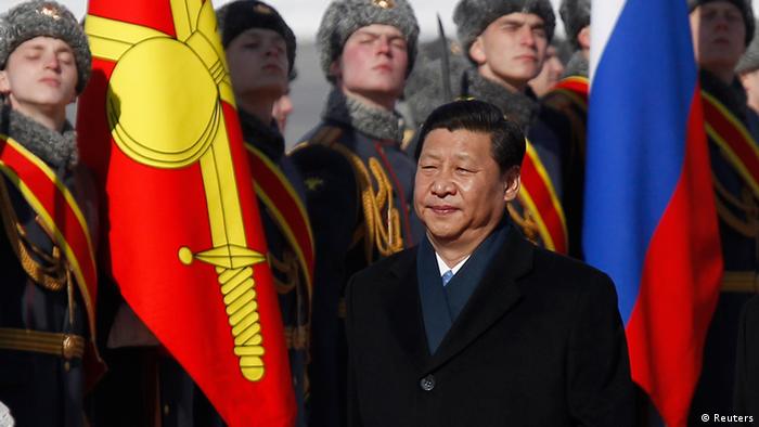 Chinese President Xi Jinping inspects the honour guard during a welcoming ceremony upon his arrival at Moscow's Vnukovo airport March 22, 2013. REUTERS/Maxim Shemetov (RUSSIA - Tags: POLITICS)