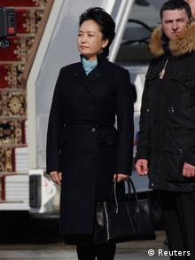 Chinese First Lady Peng Liyuan takes part in a welcoming ceremony upon her arrival with President Xi Jinping at Moscow's Vnukovo airport March 22, 2013. REUTERS/Maxim Shemetov (RUSSIA - Tags: POLITICS)