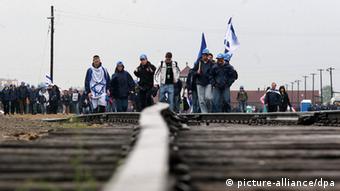 The participants walk along railway tracks in Auschwitz former Nazi death camp (photo: EPA/Andrzej Grygiel dpa - Bildfunk)