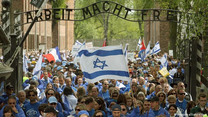 Jews from all over the world as well as Poles take part in Oswiecim (Photo: EPA/Jacek Bednarczyk dpa - Bildfunk)