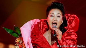 China Präsidentenfrau Peng Liyuan als Sängerin