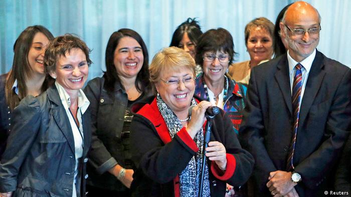Michelle Bachelet es recibida en Santiago de Chile por sus seguidores.