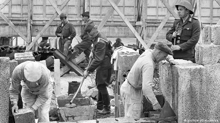Grenzpolizisten bewachen am 26.05.1962 die Ausbesserungsarbeiten an der Berliner Mauer (Foto: picture-alliance/dpa)