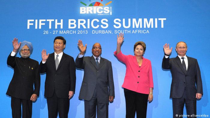 epa03642465 Indian Prime Minister Manmohan Singh (L), Chinese President Xi Jinping (2-L), South African President Jacob Zuma (C), Brazilian President Dilma Rousseff (2-L), and Russian President Vladimir Putin (L) pose for a picture during the 5th BRICS summit in Durban, South Africa, 27 March 2013. The agenda of the BRICS summit is expected to aim at the ways of global economic recovery. EPA/ALEXEY DRUGINYN / RIA NOVOSTI / KREMLIN POOL MANDATORY CREDIT +++(c) dpa - Bildfunk+++
