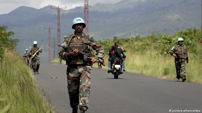 United Nations troops patrol a road in eastern DRC EPA/STEPHEN MORRISON +++(c) dpa - Report+++

