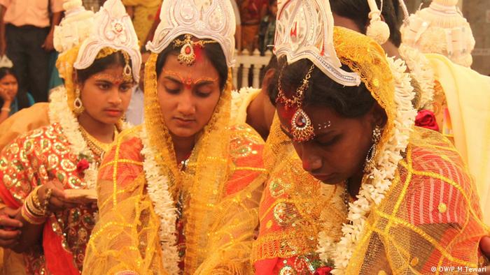 Three brides gather before a mass wedding ceremony in India. Bilder Deutsche Welle, Prabhakar Mani Tewari