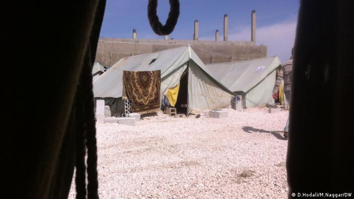 Auf dem Bild:
Blick aus einem Zelt im Aufnahmezentrum in Mardsch im Libanon Bekaa für Flüchtlinge aus Syrien.
Copyright: D.Hodali/M.Naggar / DW
Angeliefert von Diana Hodali am 31.3.2013
