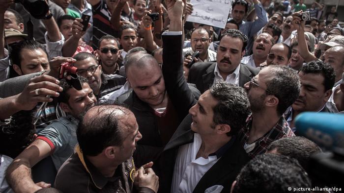 Bassem Youssef shaking hands with supporters upon arrival at Cairo's high court