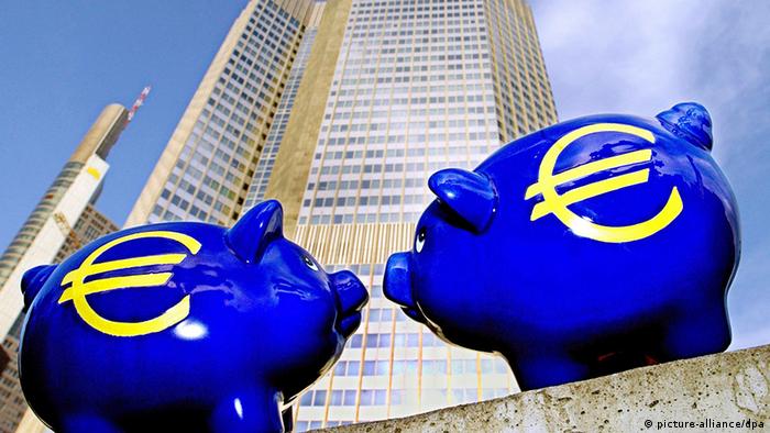 Two blue piggy banks with euro symbols on them
Photo: picture-alliance/dpa