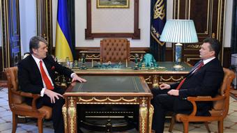 Yanukovych and Yushchenko at a table