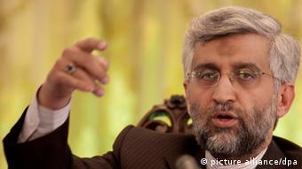 [18203435] Irans Atomunterhändler Dschalili in Peking
Iranian chief nuclear negotiator Saeed Jalili speaks to the press at the Iranian embassy in Beijing, China 02 April 2010. Jalili is in Beijing to seek to dissuade China from joining other UN Security Council member nations who wish to impose sanctions in protest at Teheran's insistence on pursuing nuclear weapons development. EPA/ADRIAN BRADSHAW 