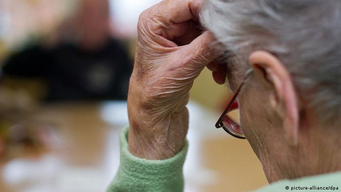 Elderly person with head in hand (Photo: Patrick Pleul/dpa)