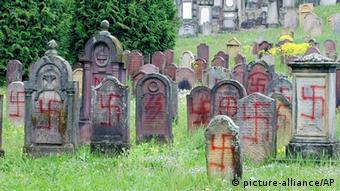 Nacistički simboli na židovskim spomenicima na groblju u istočnoj Francuskoj