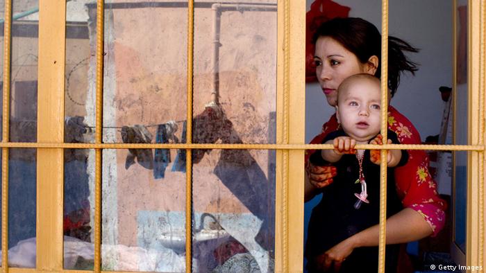 یک زن زندانی به همراه طفل 11 ماهه اش در زندان زنان مزارشریف - اکتبر 2010