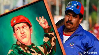 Venezuelas Präsident Nicolas Maduro trägt ein Bild seines Vorgängers Hugo Chávez (Foto: REUTERS)
