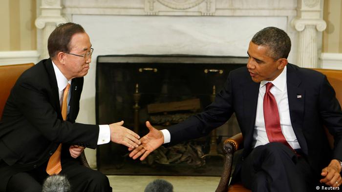 U.S. President Barack Obama shakes hands with United Nations General Secretary Ban Ki-moon (L) in the Oval Office of the White House, April 11, 2013. REUTERS/Larry Downing (UNITED STATES - Tags: POLITICS)