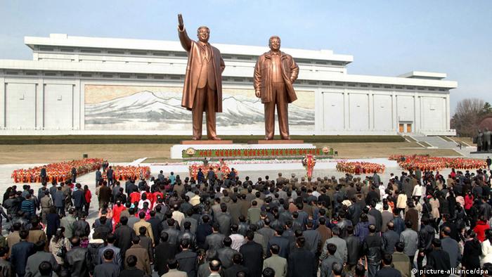 epa03662813 North Koreans offer flowers in front of the statues of the late North Korea founder Kim Il-sung and his late son Kim Jong-il in Pyongyang on the occasion of the 101st anniversary of the senior Kim's birthday, called Day of the Sun, on April 15, 2013. EPA/KCNA SOUTH KOREA OUT EDITORIAL USE ONLY/NO SALES +++(c) dpa - Bildfunk+++  pixel