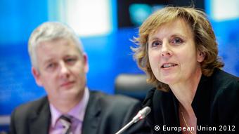 Connie Hedegaard speaks with Matthias Groote sitting in the background
(c) European Union 2012